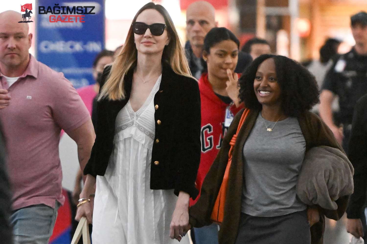 Angelina Jolie’nin Kızı Zahara Sevgilisiyle Disneyland'de Görüntülendi